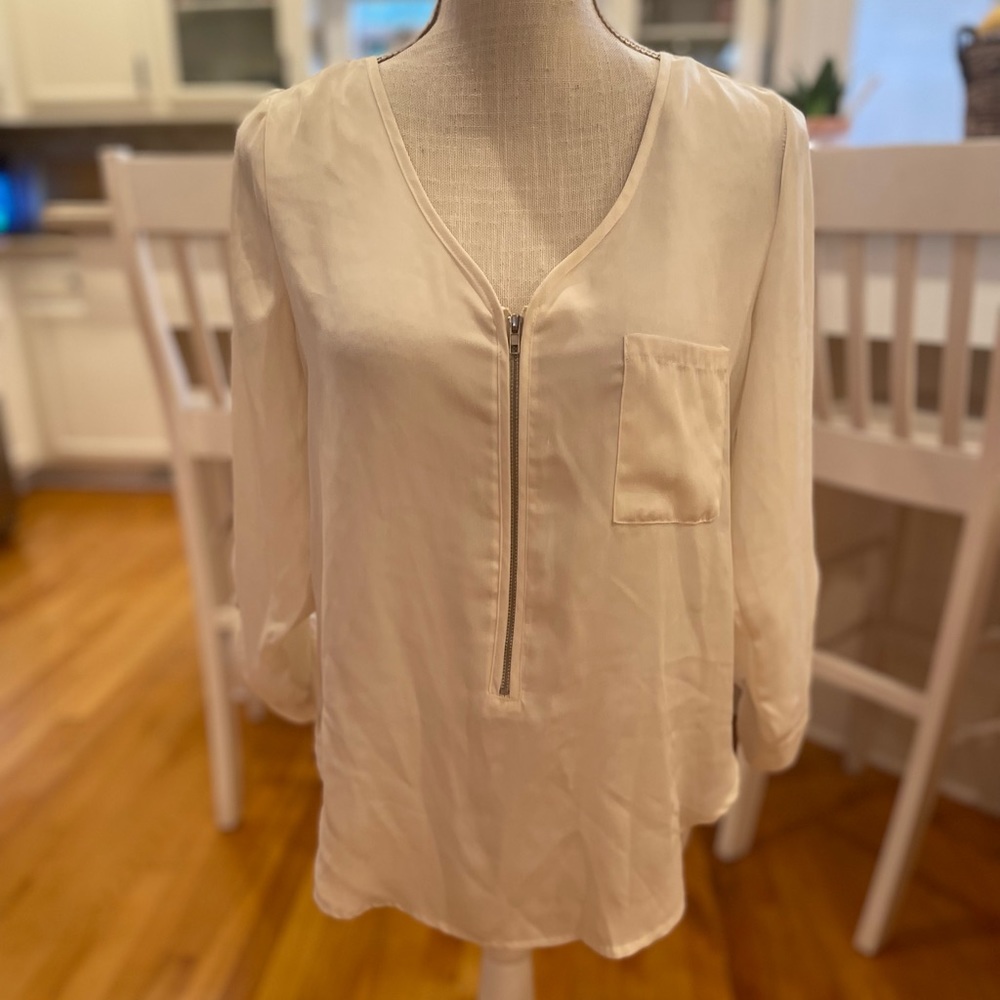 💜 5 for $25 or 3 for $18 Rue21 cream zipper blouse